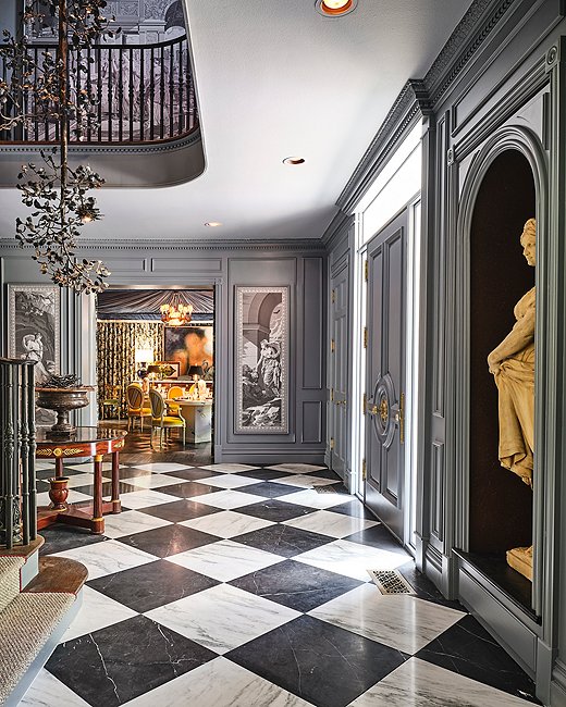 Bobbitt & Co. took a neoclassical approach to the entry, with Zuber et Cie wallpaper panels depicting Psyche, the Greek goddess of the soul, as well as antique sculptures. The alcove above was converted from a coat closet “since you don’t need coats in Texas,” says designer John Bobbitt.  Photo by Stephen Karlisch.
